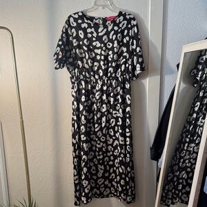 Elegant Black and White Patterned Midi Dress